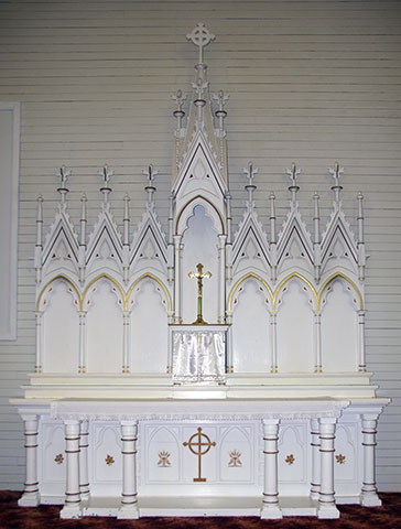 The altar, painted white with gold trim (photo 2016).